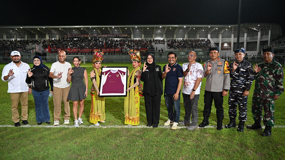 Persewangi luncurkan skuad dan tiga jersey baru yang sarat identitas Banyuwangi di depan ribuan suporter di Stadion Diponegoro Banyuwangi.