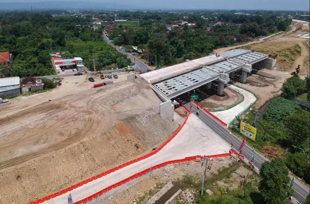 Foto udara kendaraan keluar di exit Tol fungsional Tamanmartani, Kalasan, Sleman, beberapa waktu lalu.