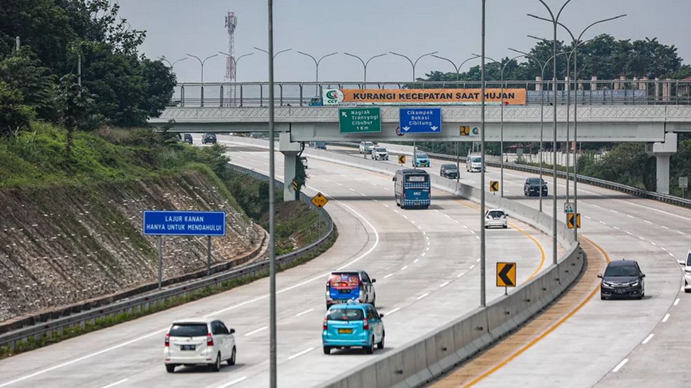 Kendaraan melintas di ruas tol Cimanggis - Cibitung di kawasan Cibubur, Kabupaten Bogor, Jawa Barat.