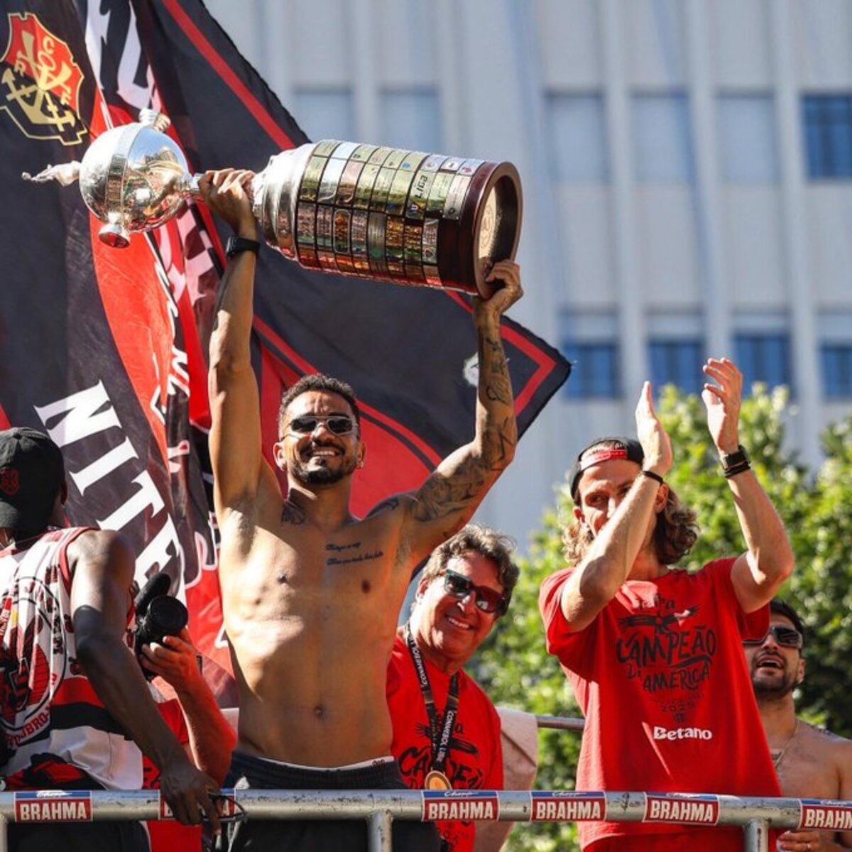 RUSAK: Piala Copa Libertadores rusak saat diarak