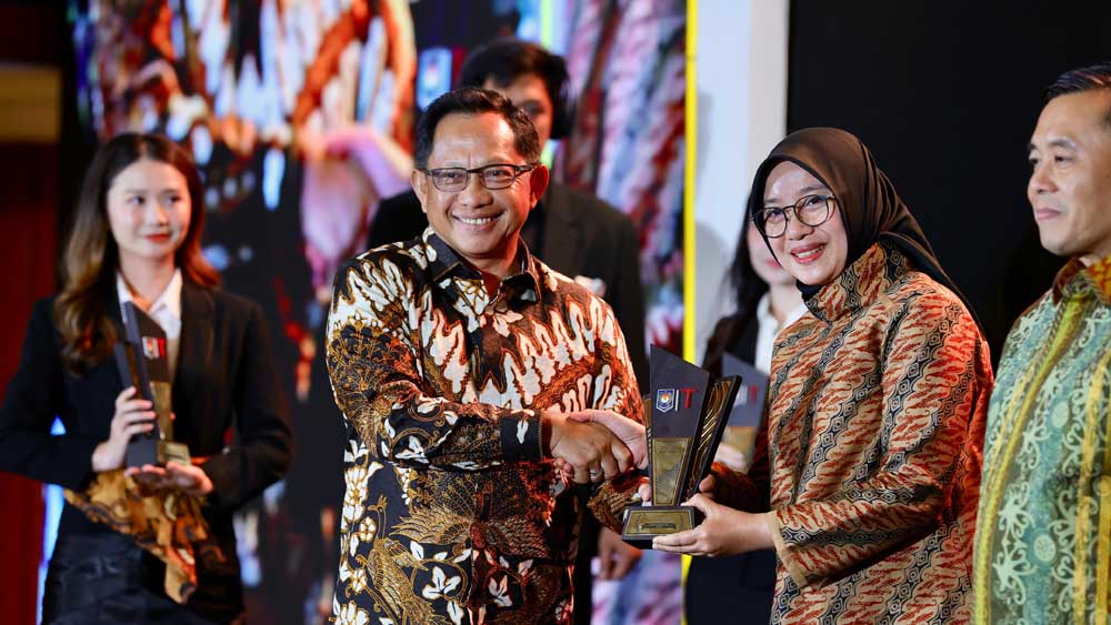 Mendagri Tito Karnavian menyerahkan piala penghargaan tata kelola penyelenggaraan pemerintahan daerah terbaik kepada Bupati Ipuk Fiestiandani di Jakarta, Senin malam (1/12).