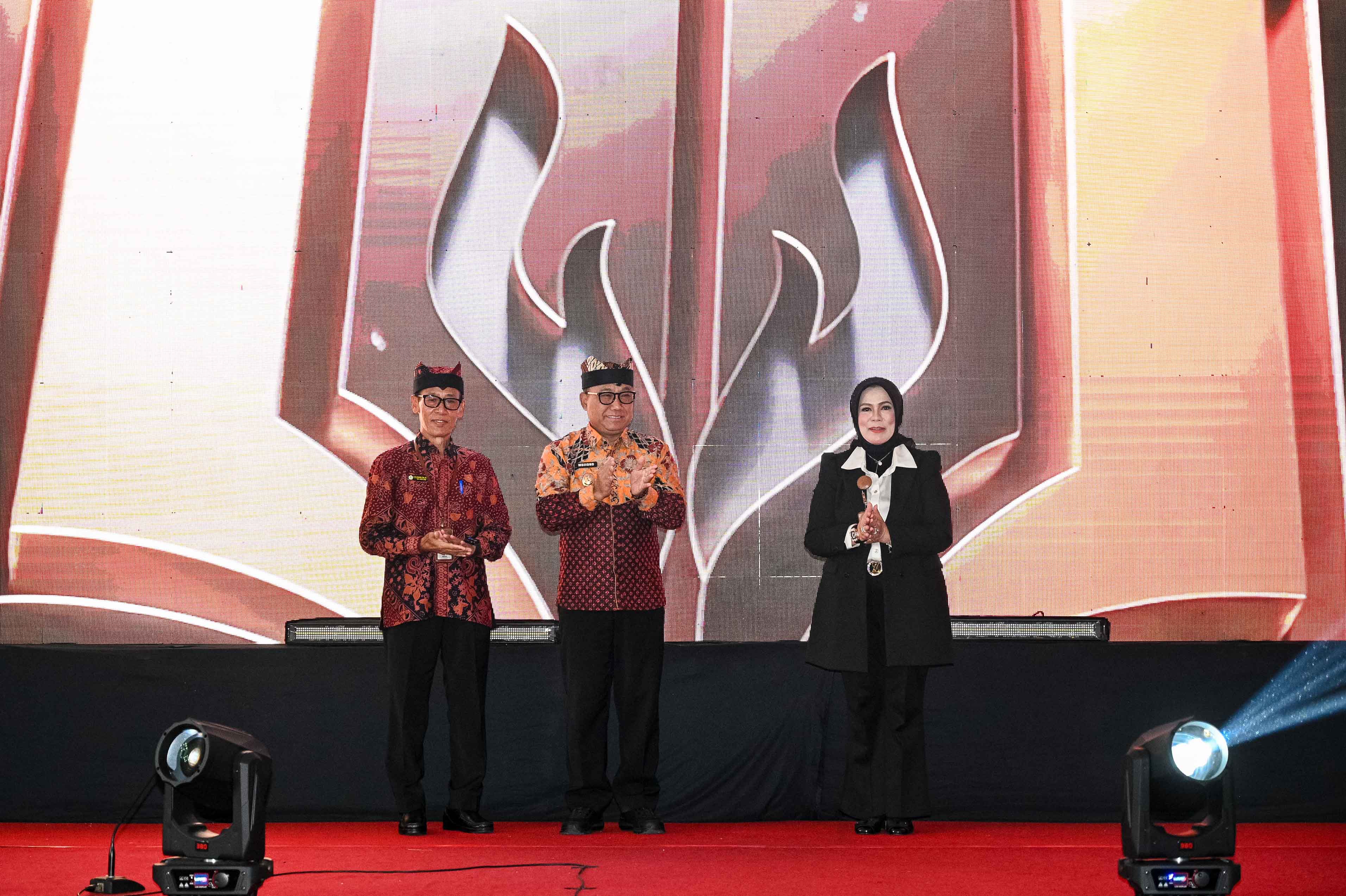 Dr H Soekardjo, Wabup Mujiono, dan Kepala LLDIKTI Wilayah VII Jawa Timur Prof. Dr. Dyah Sawitri menghadiri prosesi peresmian Unidsoe Selasa (2/12).