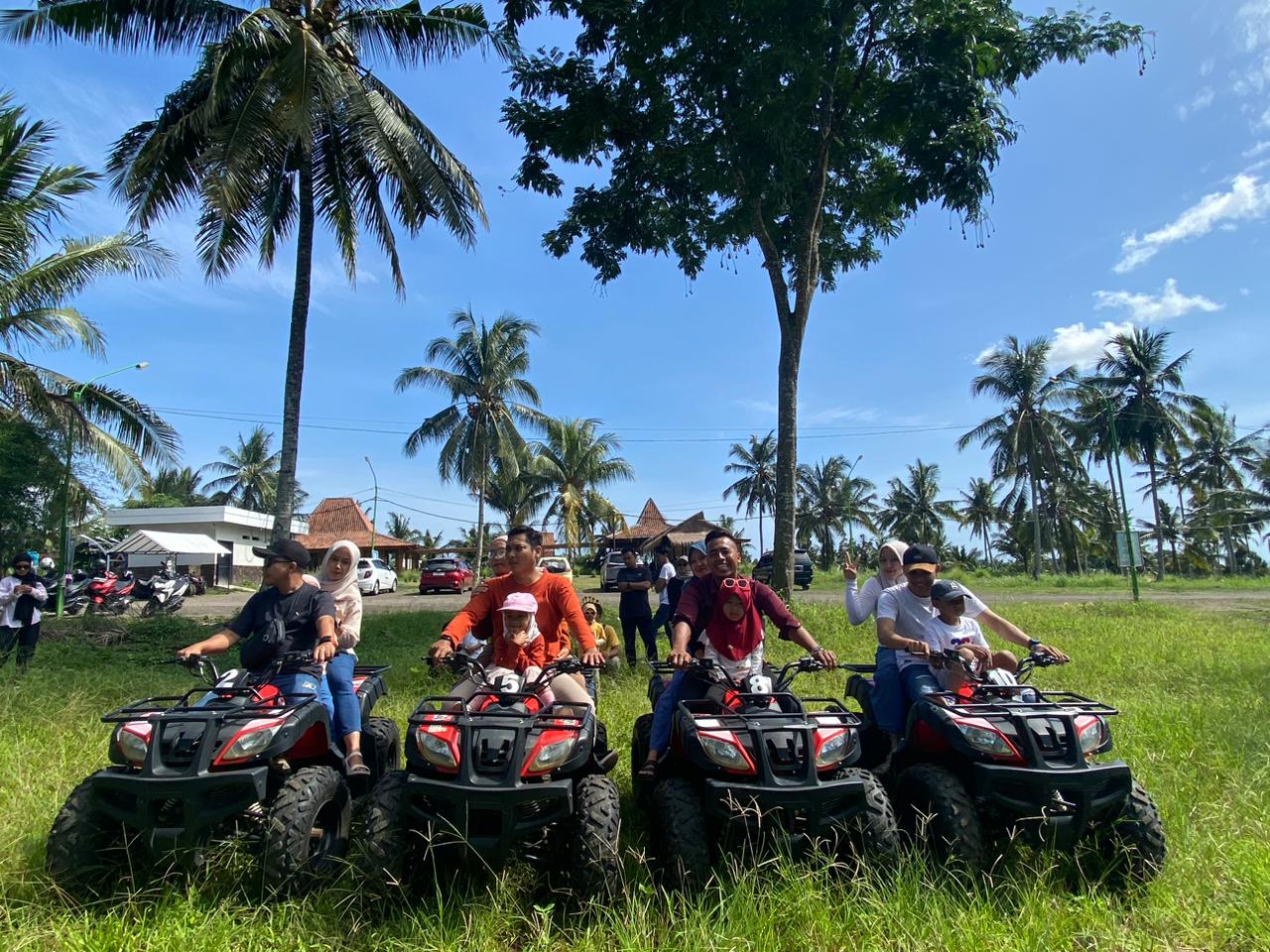 MENANTANG : ATV Challenge lomba melintasi alam berlumpur dengan segala keseruan antara anak dan orang tua