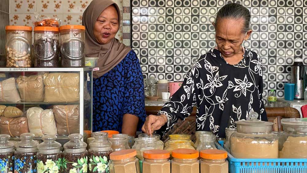 Asih dan Ariyatun meracik berbagai bahan baku jamu tradisional di rumahnya Dusun Curah Perak, Desa Purwoharjo, Kecamatan Purwoharjo.
