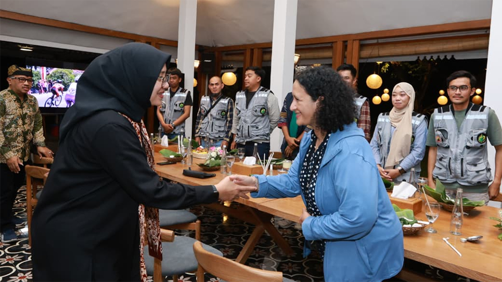 Bupati Banyuwangi Ipuk Fiestiandani menerima tim geolog Indonesia-Australia di Pendapa Shaba Swagata Blambangan, Minggu malam (30/11/2025).