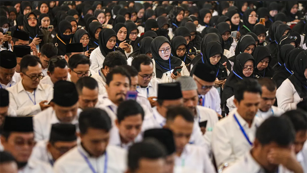 Peserta mengerjakan tes CAT menggunakan telpon genggam saat seleksi petugas penyelenggara haji 2025 di Asrama Haji, Pondok Gede, Jakarta, Selasa (17/12/2024) lalu.
