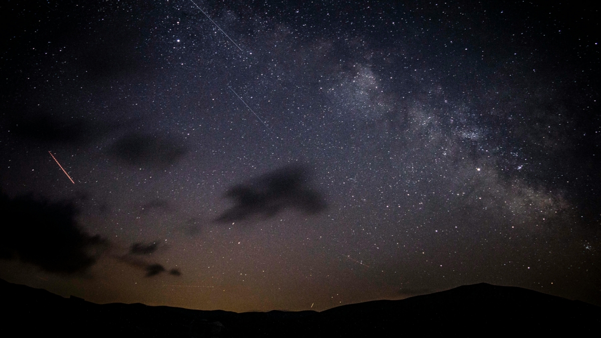 Fenomena langit Desember 2025 menghadirkan Supermoon, solstis, dan deretan hujan meteor spektakuler.
