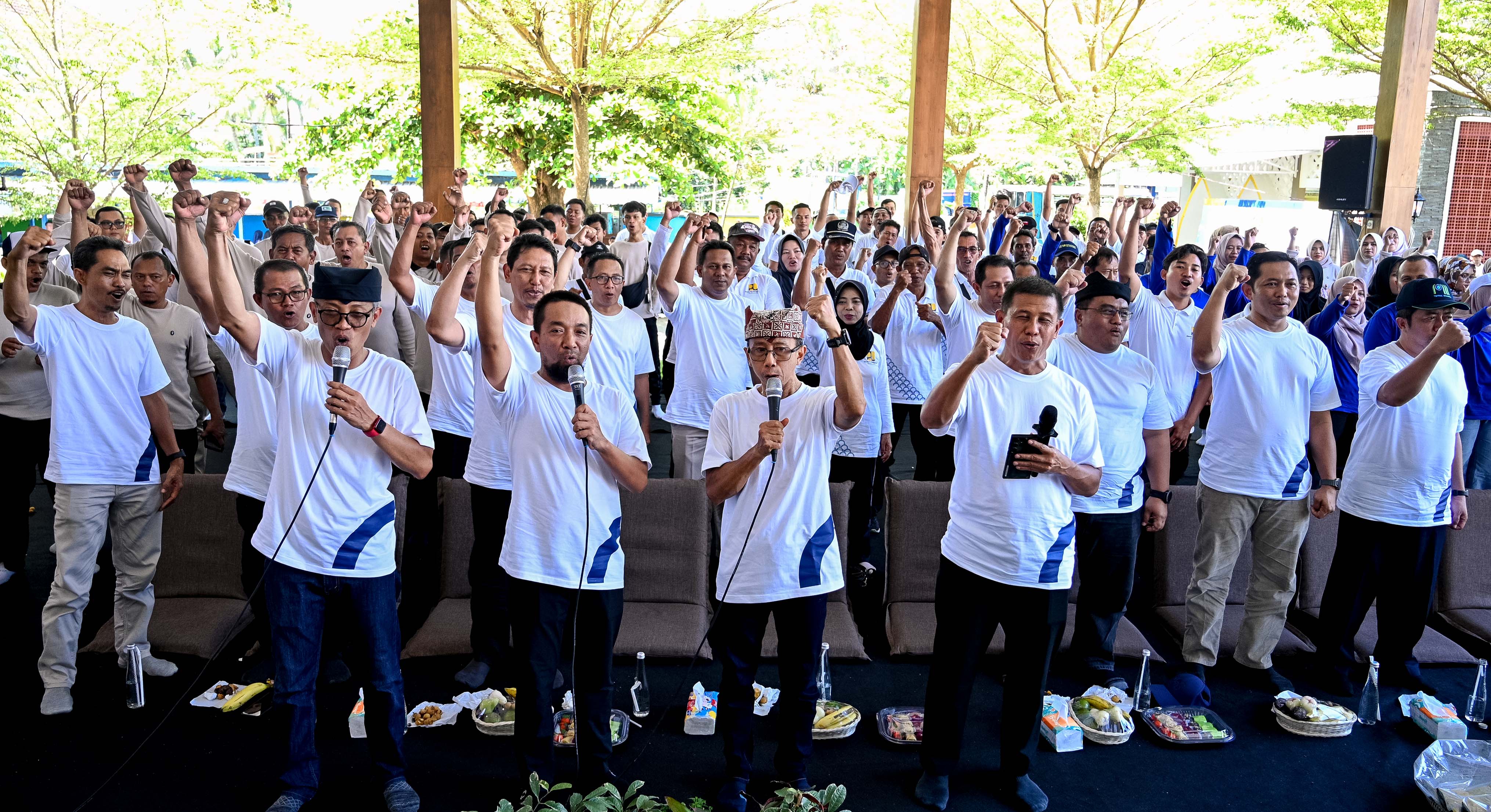 KOLABORASI: Sekkab Guntur Priambodo (pakai udeng) bersama jajaran Dinas PU CKPP, PU Pengairan, dan PUDAM usai senam bersama memperingati Hari Bakti ke-80 PU di kantor PUDAM Banyuwangi Rabu (3/12).