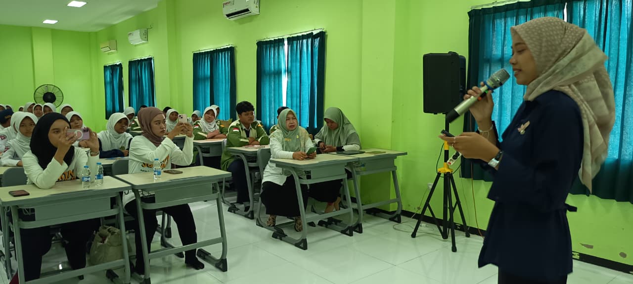 KONSULTASI : Cinta RetsaFerdianadari Tim Squad RS Yasmin menjelaskantentangkesehatanremaja pada siswaMTsN 1 Banyuwangi Selasa (2/12) kemarin