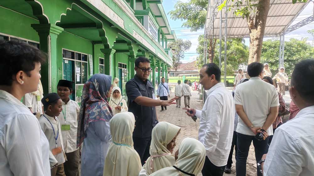 Tenaga Ahli Utama Kantor Staf Presiden Tri Santoso meninjau salah satu kelas di SMP Sunan Giri 2, Kelurahan Bulusan, Kecamatan Kalipuro, Rabu (3/12).