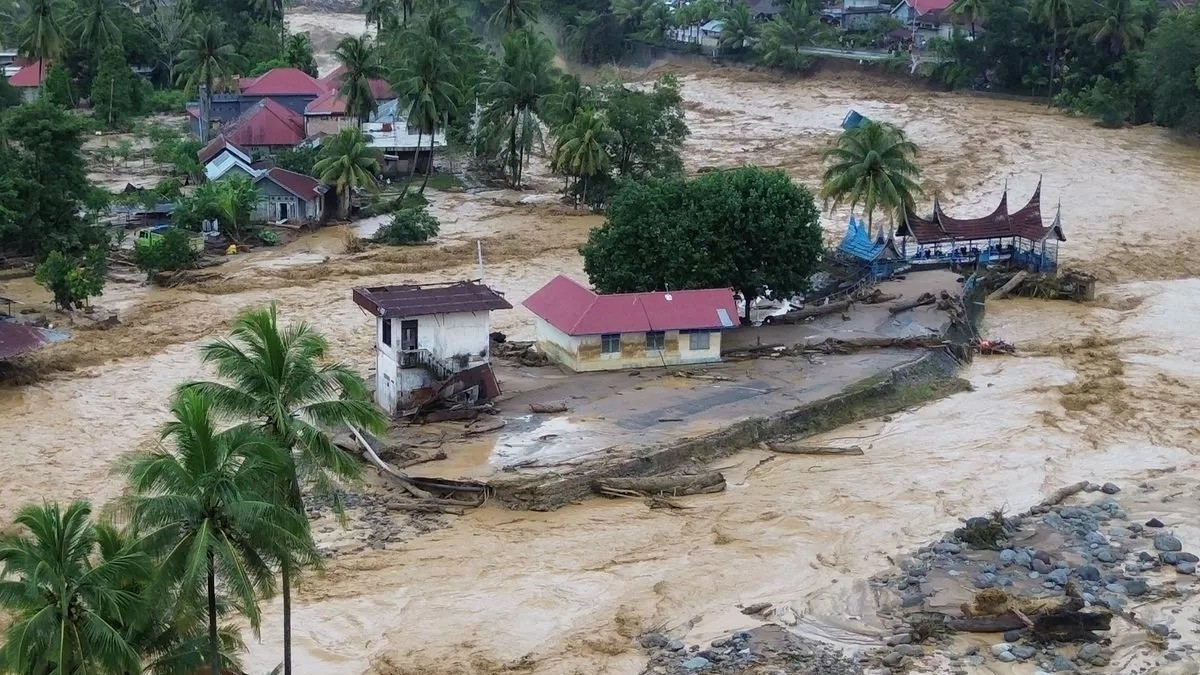 Respons pemerintah dan tuntutan investigasi mengemuka usai banjir bandang Sumatera.