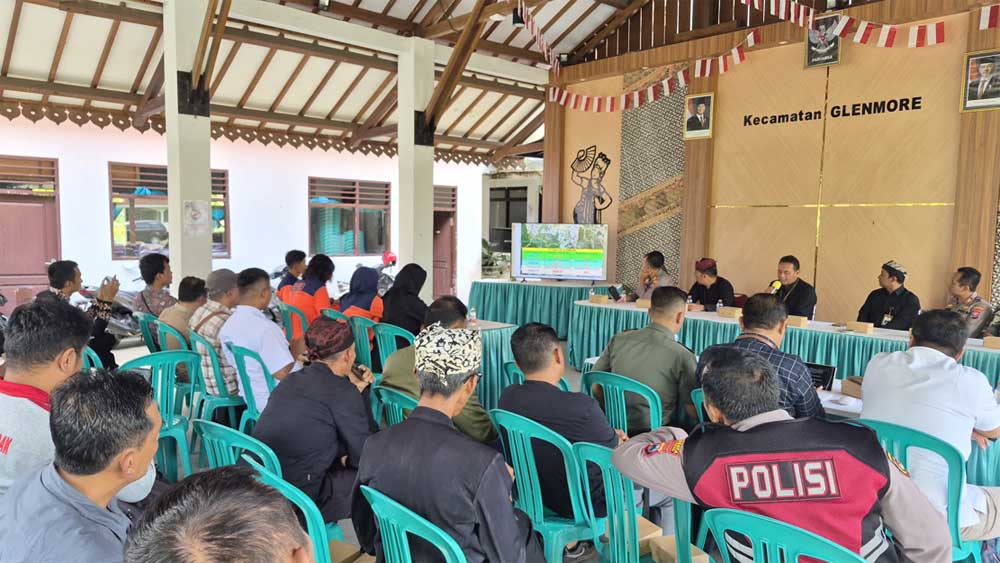 Rapat koordinasi sebagai upaya mitigasi untuk mengurangi risiko bencana bersama BPBD Banyuwangi, jajaran perkebunan, hingga Perhutani di kantor Kecamatan Glenmore, Rabu (3/12).
