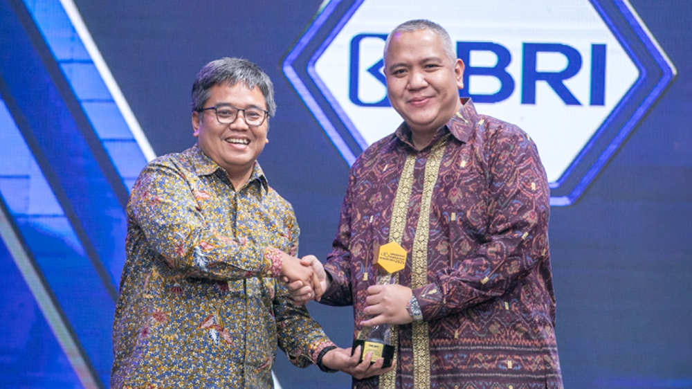 Konsisten Dorong Ekonomi Kerakyatan, BRI Raih Penghargaan Anugerah Penggerak Sektor Keuangan atas Inisiatif Holding Ultra Mikro.