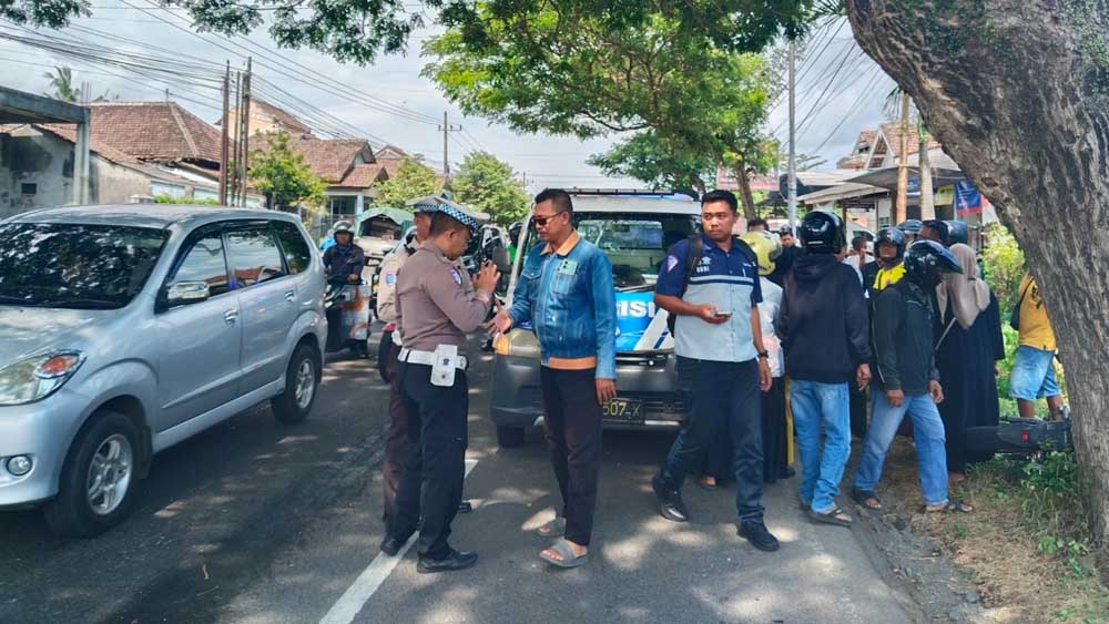 LAKA LANTAS: Polisi melakukan olah TKP kecelakaan di jalan raya depan kantor JTV Biro Banyuwangi, Desa Kedayunan, Kecamatan Kabat, Rabu (3/12).