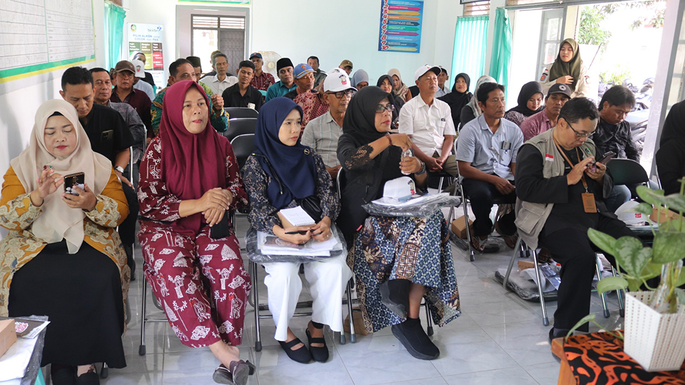 Acara sosialisasi gempur rokok ilegal di Giri Banyuwangi dihadiri oleh ketua-ketua RT/RW dan lurah di Kantor Kecamatan Giri Banyuwangi.