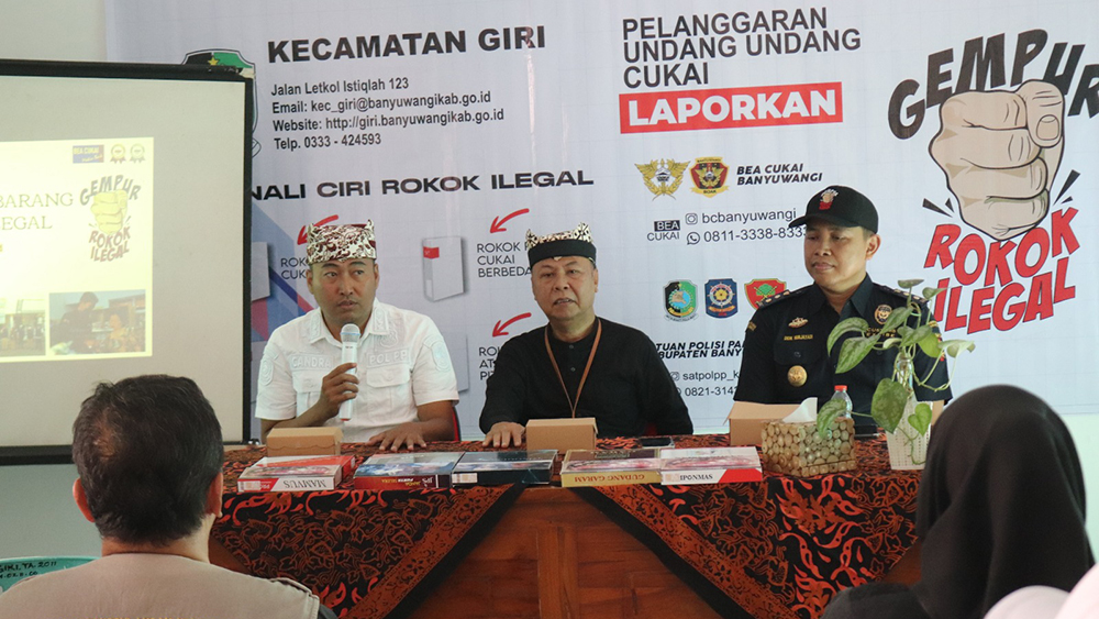 Satpol PP dan Bea Cukai gelar sosialisasi gempur rokok ilegal di Giri Banyuwangi, libatkan RT/RW dan lurah untuk tekan peredaran rokok ilegal.