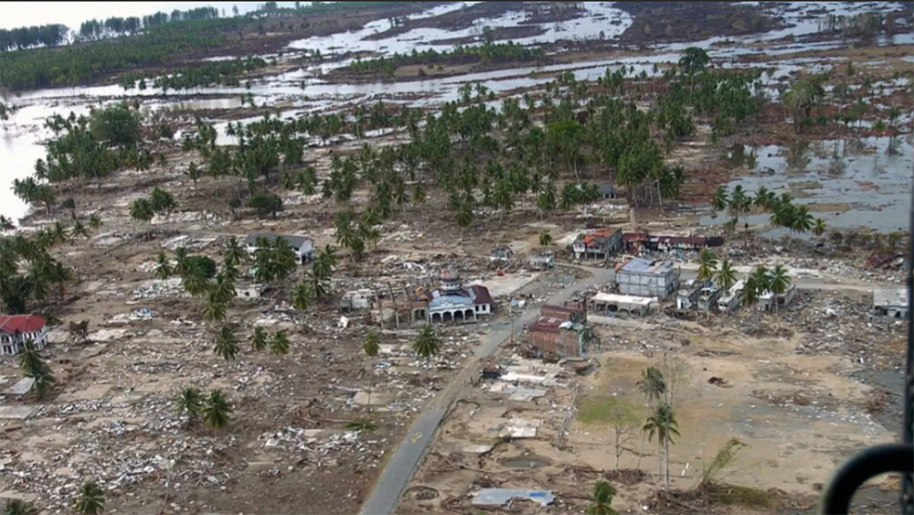 Tsunami Aceh 2004 yang disebabkan oleh gempa berkekuatan M 9,1.