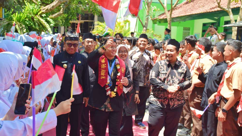 Reyno Felix Altair Hidayat tiba di MTsN 3 Banyuwangi disambut Wabup Mujiono, Kadispendik Suratno, Kasi Madrasah Kemenag Fakhrurozi, para guru, dan siswa, Kamis (4/12).
