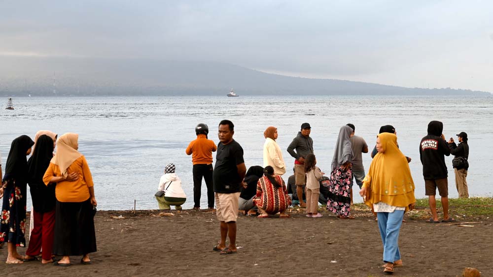 SEBAGIAN ASURANSI BELUM CAIR: Para keluarga korban KMP Tunu Pratama saat menunggui jenazah di Pantai Bulusan beberapa waktu lalu.