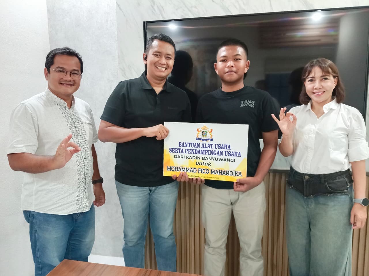 Dari kiri Menlu, Wakil Ketua Kadin Banyuwangi Dede Abdul Ghany, menyerahkan bantuan kepada Moh Fiko Mahardika, didampingi Suhartatik saat di Kantor Kadin Banyuwangi.