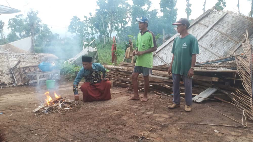 RUSAK BERAT: Kepala Desa Sidowangi Muansin bersama warganya membersihkan reruntuhan rumah yang terdampak angin kencang, Kamis (4/12).