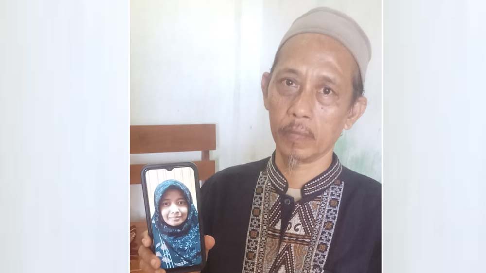 Miftahul Huda, 56, warga Lingkungan Krajan, Kelurahan Kalipuro menunjukan foto putrinya Atiqoh Zahrotul Huda, 29, yang saat ini berada di Aceh Tamiyang, Provinsi Aceh.