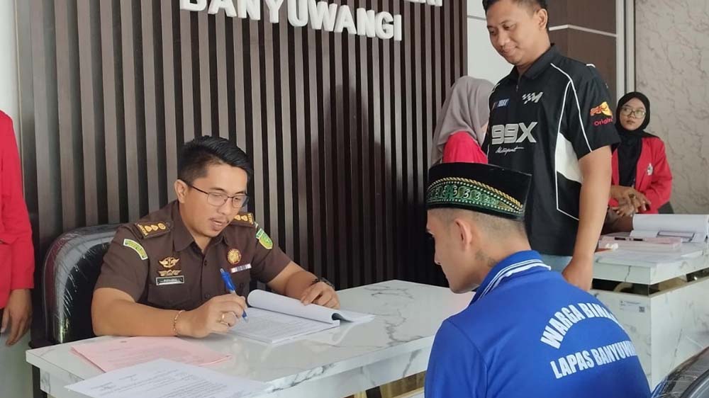 DIPERIKSA: IS diperiksa jaksa saat dilimpahkan ke Kejaksaan Negeri Banyuwangi, Jumat (5/11).