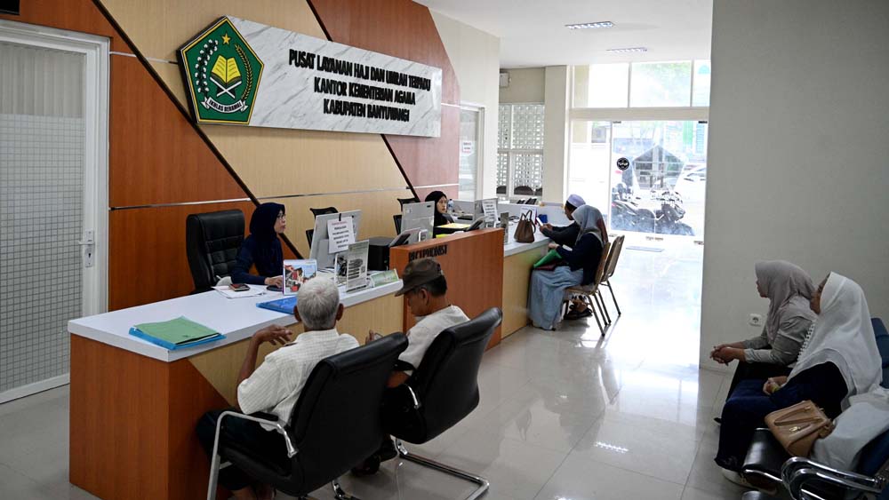 LAYANAN HAJI: Calon jemaah haji mengurus pelunasan biaya haji di Pusat Layanan Haji dan Umrah (PHU) kantor Kemenag Banyuwangi, Jumat (5/12).