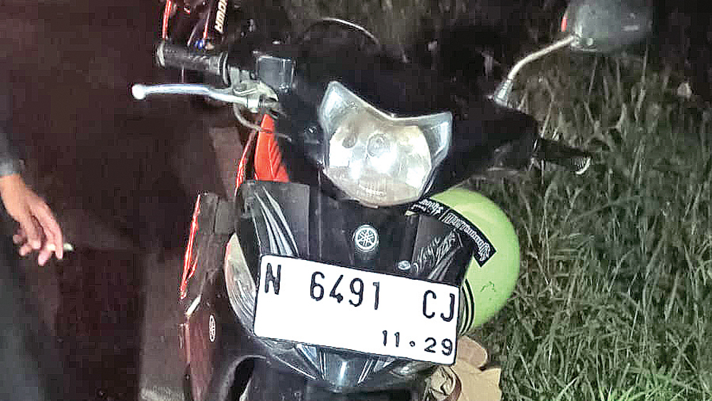 Sepeda motor nopol N 6491 CJ yang dikedarai Untung Subhani, rusak setelah mengalami kecelakaan di jalan lingkar Desa Gitik, Kecamatan Rogojampi, Kamis malam (4/12).