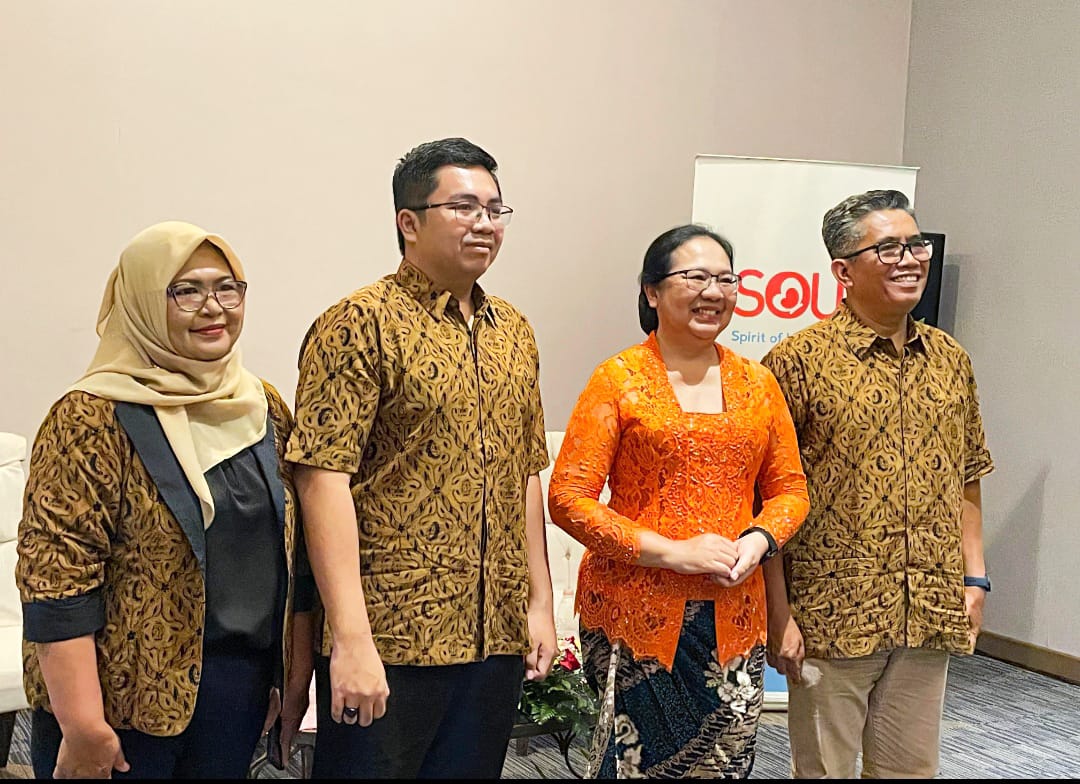 Founder SOUL Bunda Arsanningsih (baju oranye) didampingi Chief Marketing Officer SOUL, Anak Agung Gede Putra (kanan) saat conference pers Jumat (5/12/2025) di Aston Hotel Banyuwangi.