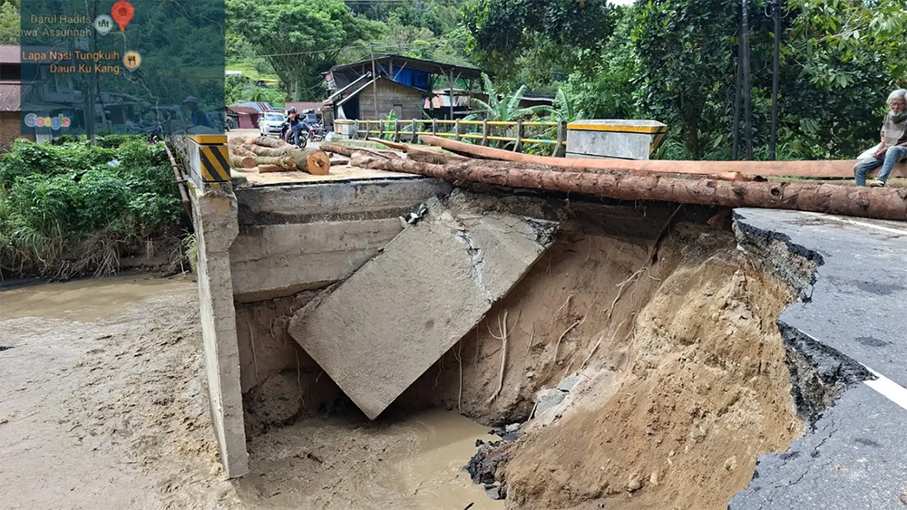 Perbaikan darurat infrastruktur jembatan yang putus diterjang banjir di Kabupaten Agam, Sumatera Barat, Rabu (3/12) lalu.