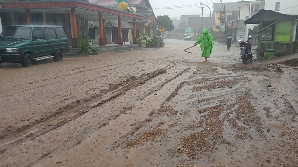 Banjir bandang menerjang Kota Batu, Jawa Timur, setelah hujan dengan intesitas tinggi mengguyur Daerah Aliran Sungai (DAS) Brantas yang berada di lereng Gunung Arjuno, Kamis (4/11), pukul 14.00 WIB.