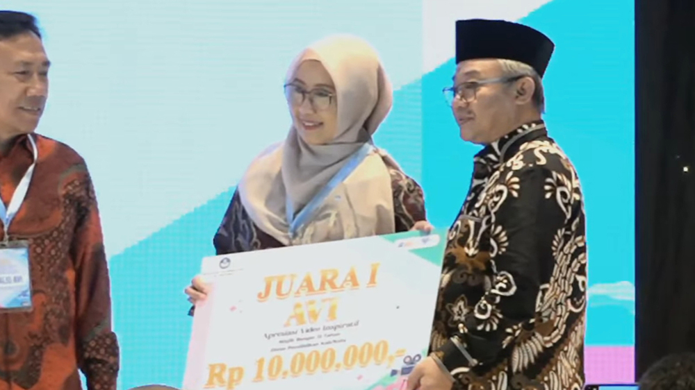 Lina Kamalin mewakili Dispendik Banyuwangi menerima penghargaan Juara 1 AVI yang diserahkan langsung oleh Mendikdasmen Abdul Mu&rsquo;ti, pada Selasa (2/12).