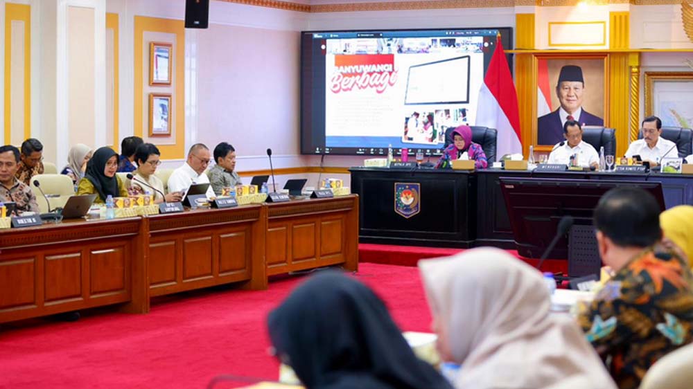 Bupati Banyuwangi Ipuk memaparkan keberhasilan piloting digitalisasi bansos di forum nasional Kemendagri. Program ini akan diterapkan nasional pada 2026.