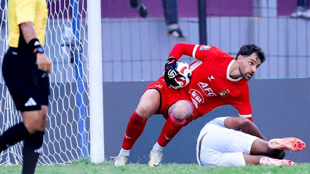 JATUH BANGUN: Leo Navachio mendapatkan The Save of The Week Pekan ke-14 BRI Super League 2025-2026