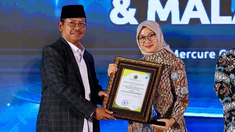 Bupati Ipuk menerima Anugerah Tanda Cinta PAI 2025 dari Kemenag karena dinilai berkomitmen meningkatkan kualitas dan profesionalitas guru Pendidikan Agama Islam.