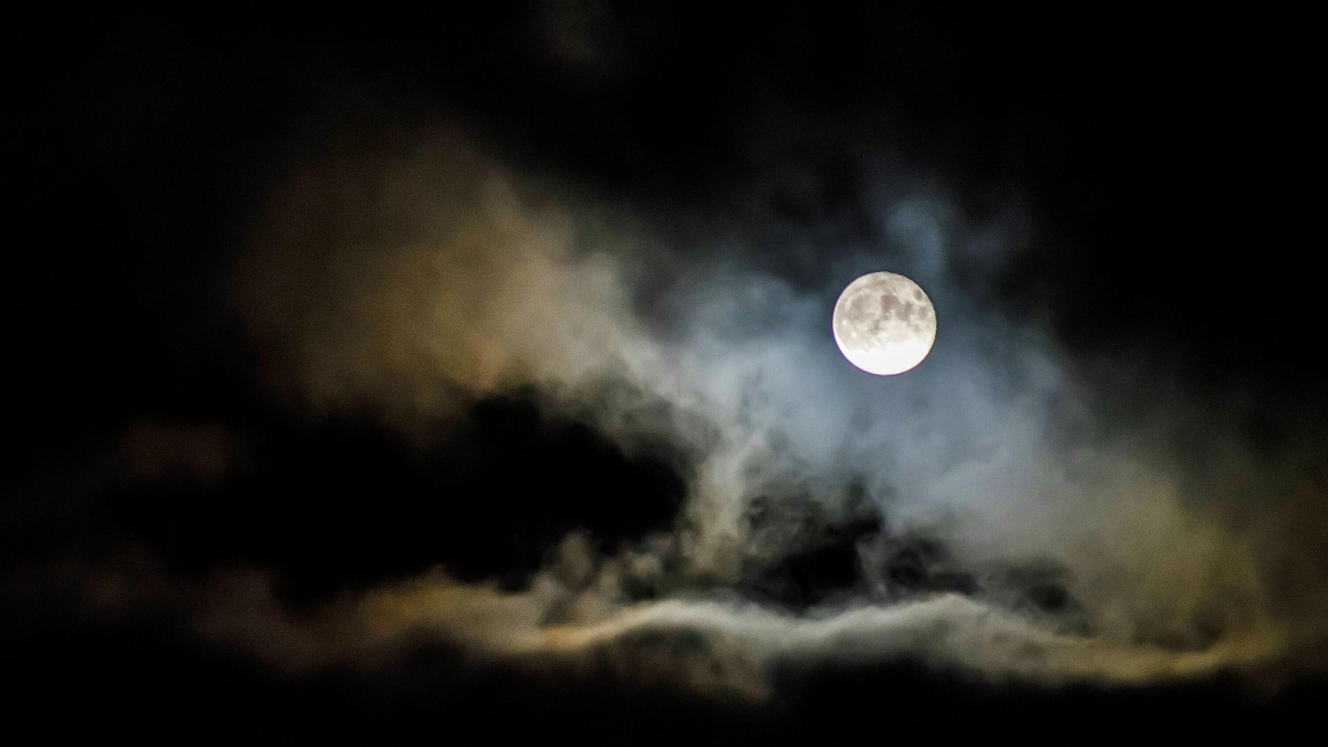 Supermoon Cold Moon Desember 2025 akan menerangi langit.