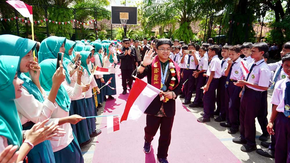Reyno Felix Altair Hidayat, siswa MTsN 3 Banyuwangi, meraih Medali Perak di IJSO Rusia 2025. Satu-satunya delegasi Indonesia yang meraih perak.