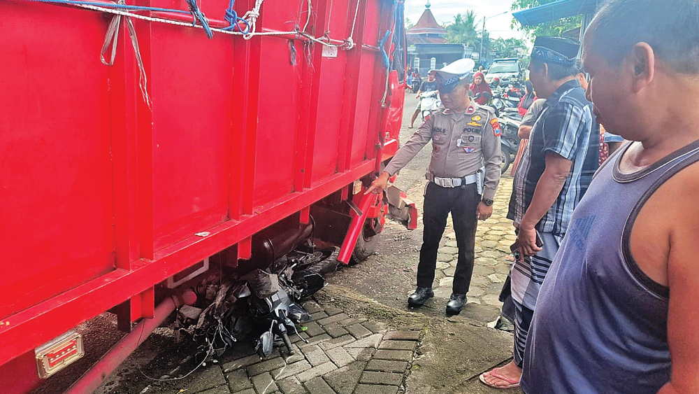 TKP: Anggota Unit Lantas Polsek Genteng melakukan olah TKP kecelakaan di Dusun Krajan, Desa/Kecamatan Tegalsari, Jumat (5/12).