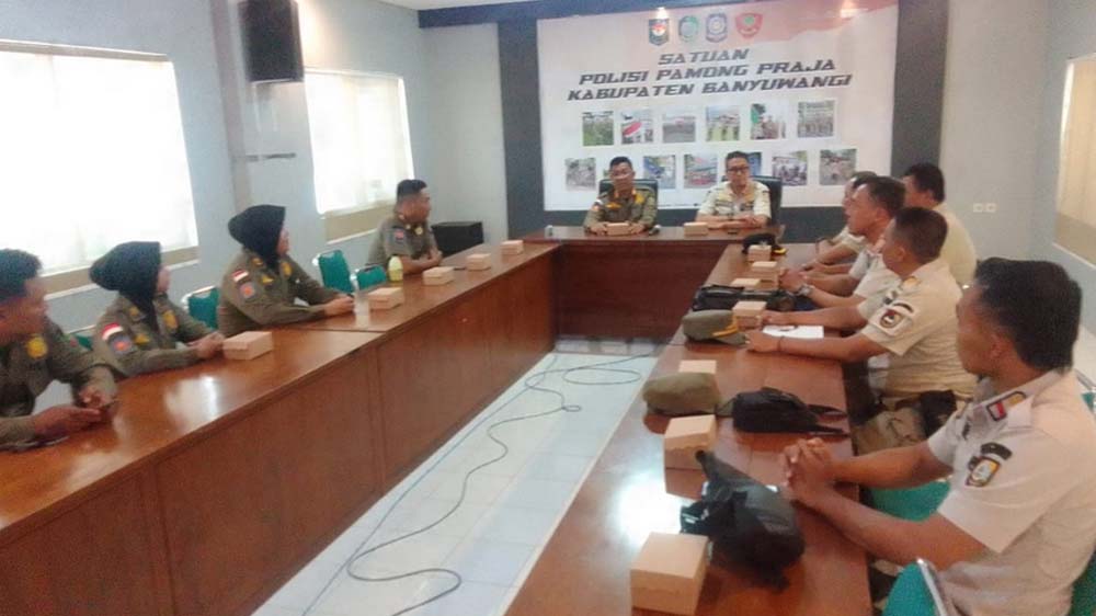Satpol PP Banyuwangi jadi lokasi kunjungan Satpol PP Jember untuk kolaborasi memutus suplai rokok ilegal lintas wilayah di tapal batas kedua wilayah.