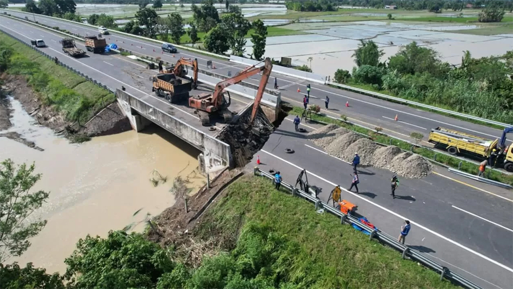 SEKARANG SUDAH BISA DILEWATI: PT Jasamarga Kualanamu Tol (JMKT) melakukan perbaikan Ruas Tol Medan-Kualanamu-Tebingtinggi (MKTT) yang amblas diterjang banjir.