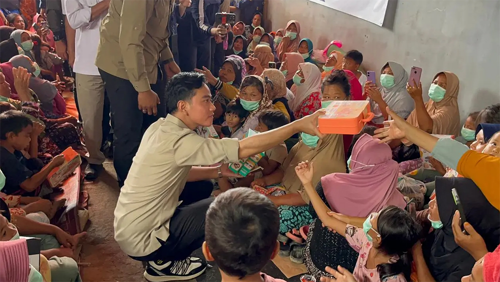 Wapres RI Gibran Rakabuming saat menyapa warga di Desa Batu Hula, Kecamatan Batang Toru, Kabupaten Tapanuli Selatan, Sumatra Utara, Kamis (4/12).