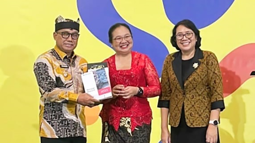 Founder SOUL Bunda Arsanningsih memberikan buku kenangan kepada Wakil Bupati Banyuwangi H Mujiono