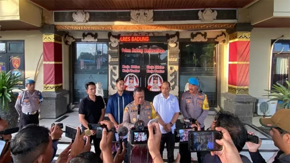 Kapolres Badung AKBP M. Arif Batubara, SH. SIK. MH., beri penjelasan terkait pembuatan konten dewasa di Pererenan, Badung, Bali, Jumat (5/12).