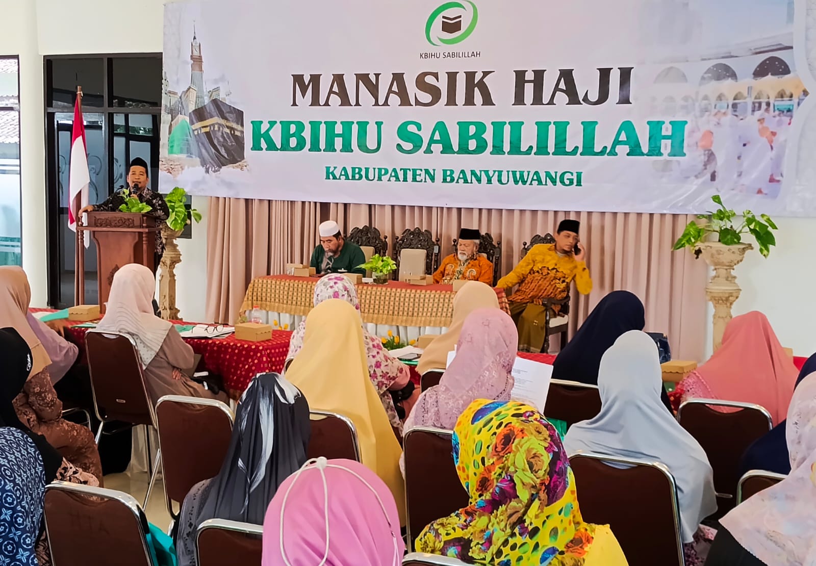 Kepala Seksi PHU Kemenag Banyuwangi H Fakhrurrozi saat memberikan materi manasik ke jamaah KBIHU Sabilillah, di Hotel Tanjung Asri, Giri, Banyuwangi, Minggu (7/12/2025).