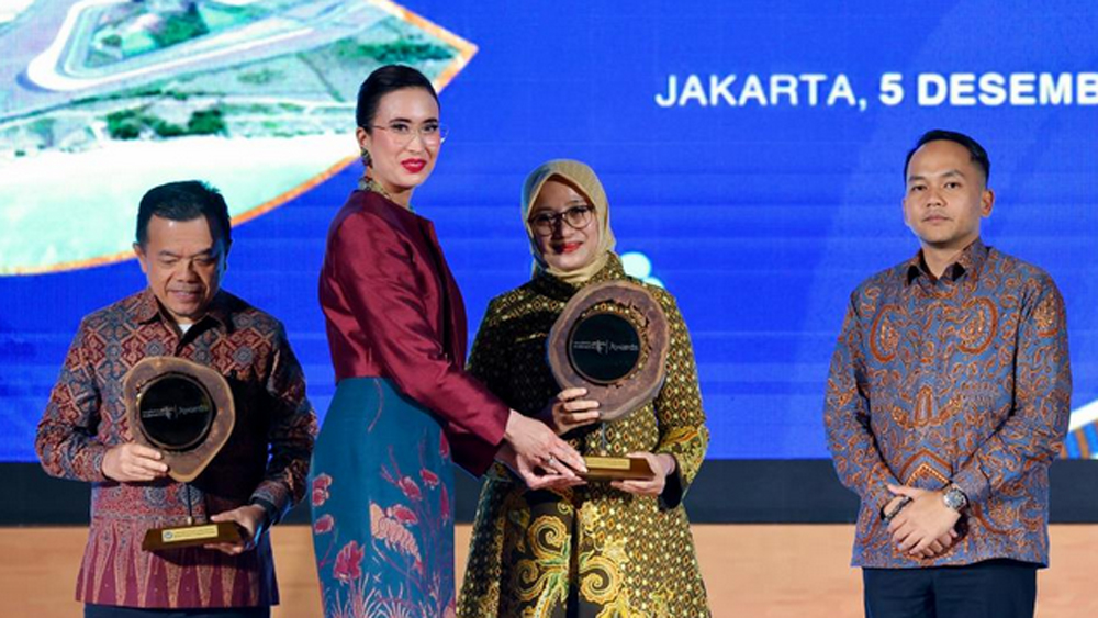 Bupati Banyuwangi Ipuk Fiestiandani raih Most Inspiring Tourism Leader 2025 berkat kontribusi besar memajukan pariwisata daerah.