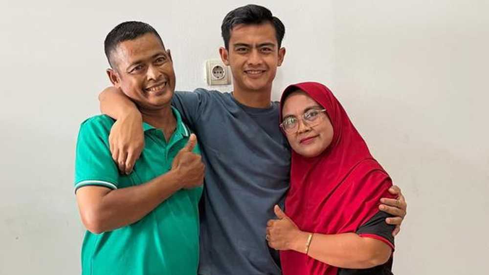 Pratama Arhan Bersama ayah, Sutrisno, dan ibunya saat pulang kampung.