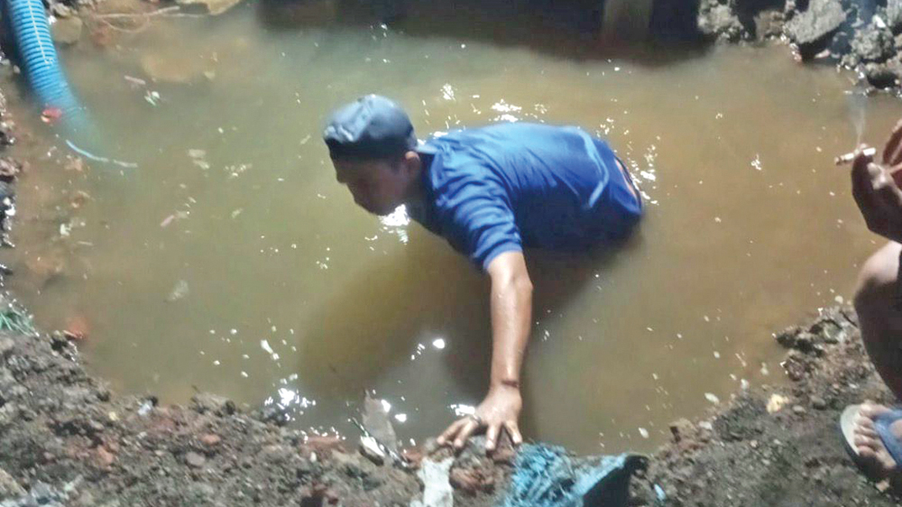DIKEBUT: Petugas PUDAM Banyuwangi melakukan pergantian jaringan pipa menuju Pasar Banyuwangi.