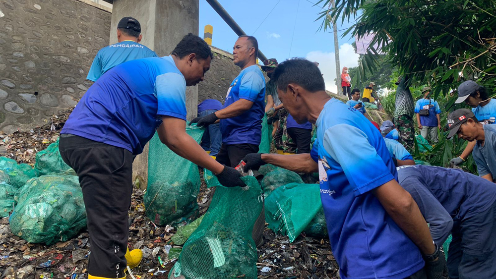 Petugas Dinas PU Pengairan bersama lintas elemen melaksanakan kegiatan bersih-bersih sungai di sejumlah titik di Banyuwangi.