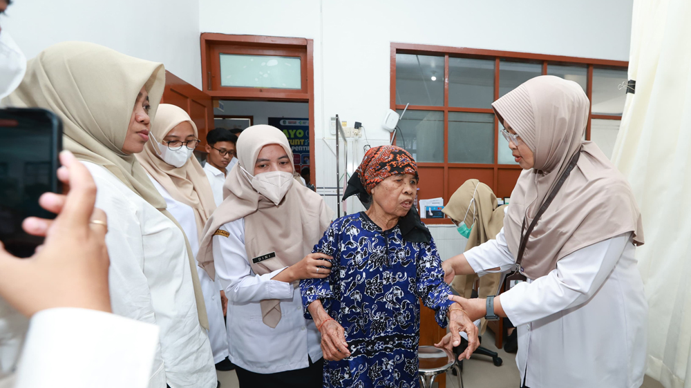 PRIORITAS WAJIB: Bupati Ipuk Fiestiandani meninjau palayanan kesehatan di Puskesmas Mojopanggung beberapa waktu lalu (12/11)